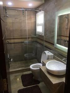 Ένα μπάνιο στο Apartment view wide garden at Madinaty +26 φωτογραφίες