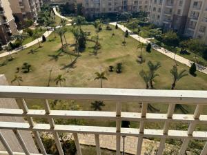 Κήπος έξω από το Apartment view wide garden at Madinaty