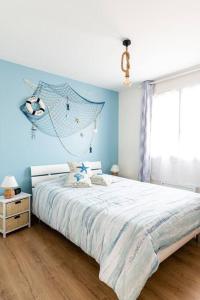 a bedroom with a bed with an umbrella on the wall at Agréable maison avec extérieur in Parentis-en-Born