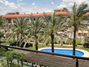 The swimming pool at or close to Acogedor apartamento con piscina en Vilafortuny, Cambrils