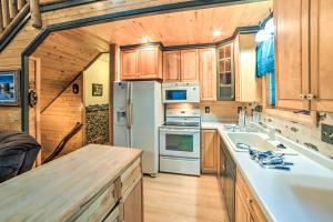 Gallery image of Iron River Cabin Rental with Fireplace and Deck! in Iron River +22 photos