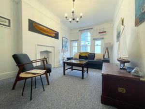 uma sala de estar com um sofá e uma mesa em Charming Two Bed house in Central Penzance em Penzance