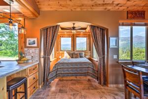 sypialnia w domu z łóżkiem i oknami w obiekcie 28 Mi to Yosemite Lovely Mtn Cottage with Deck! w mieście North Fork