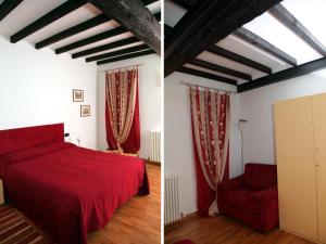 1 dormitorio con cama roja y silla roja en Il Sipario, en Ferrara