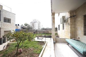 Bazén v ubytování Ramallah Hostel nebo v jeho okolí
