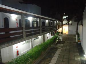 an empty hallway of a building at night at Hotel Pousada da Néia in Cananéia