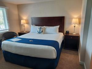 The Water Street Inn في افرايم: سرير كبير في غرفة الفندق مع مصباحين