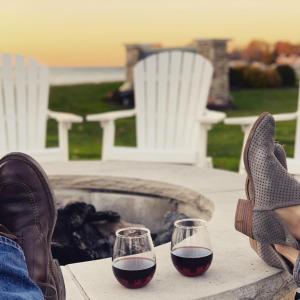 dos copas de vino sentadas en una mesa junto a los zapatos en The Water Street Inn, en Ephraim