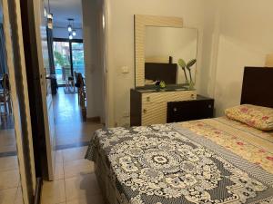 1 dormitorio con cama, tocador y espejo en Marsilia blue bay, en Ain Sokhna