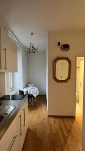 una cucina e una sala da pranzo con tavolo sullo sfondo di Eigenes Studio (Apartment) a Biel