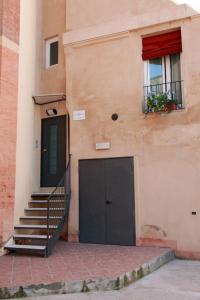 un edificio con puerta, escalera y ventana en Il Sipario, en Ferrara