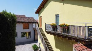 A balcony or terrace at Appartamento incantevole con parcheggio privato