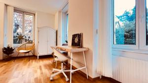 ein Heimbüro mit einem Schreibtisch und einem Fenster in der Unterkunft Eigenes Studio (Apartment) in Biel