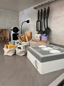 un mostrador de cocina con una caja de comida en un mostrador en B&B Carmen, en San Giovanni Bianco