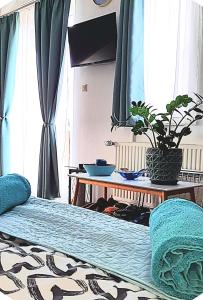 Televízia a/alebo spoločenská miestnosť v ubytovaní Kamilla Apartman Villapark