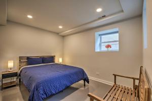 シカゴにあるChicago Vacation Rental Near Lake Michigan!のベッドルーム1室(ベッド1台、窓、ベンチ付)