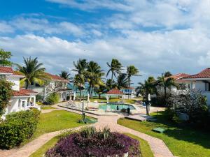 Blick auf ein Resort mit einem Pool und Palmen in der Unterkunft Isla Bonita Yacht Club in San Pedro