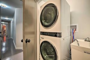 2 wasmachines en drogers in een witte wasruimte bij Chicago Vacation Rental Near Lake Michigan! in Chicago