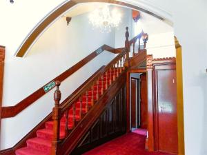 una escalera en una casa con una lámpara de araña en Claremont Hotel, en Nottingham