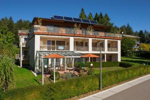 una casa con paneles solares encima en Wohlfühlpension Kristan, en Sankt Kanzian