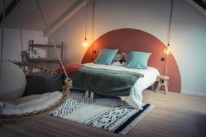 Posteľ alebo postele v izbe v ubytovaní Maison Eliste - Love gîte chic avec jacuzzi intérieur