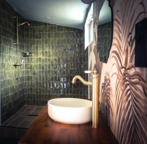 Kúpeľňa v ubytovaní Maison Eliste - Love gîte chic avec jacuzzi intérieur