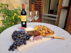 a table with a bottle of wine and wine glasses at Studio Chez Gregoire w Prowansji in Cabasse