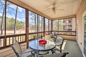 un porche cubierto con mesa y sillas en Inviting Kingwood Resort Condo in Clayton!, en Clayton