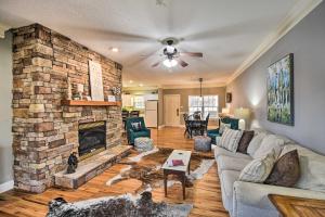 una sala de estar con una gran chimenea de piedra. en Inviting Kingwood Resort Condo in Clayton!, en Clayton