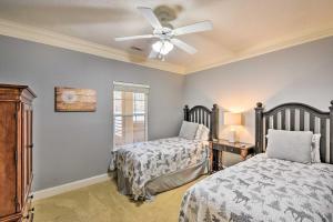 1 dormitorio con 2 camas y ventilador de techo en Inviting Kingwood Resort Condo in Clayton! en Clayton