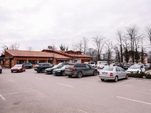 un estacionamiento con autos estacionados frente a un edificio en Stara Ada Banja Luka, en Banja Luka