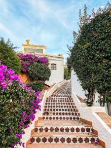 Vonkajšia záhrada v ubytovaní Newly renovated apartment in Nerja with huge pool