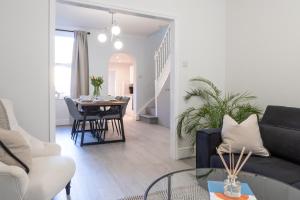 Southview Stays - Three bedroom House في تشيستر: غرفة معيشة مع أريكة وطاولة