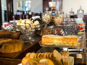 a table topped with lots of different types of bread at Pousada Lagos de Minas in Santa Cruz de Minas