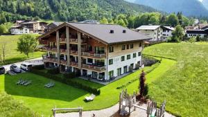 una gran casa en una colina con un patio en Wagner's Aparthotel en Pertisau