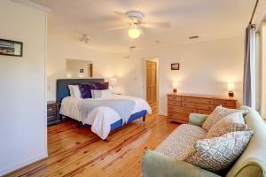 Lakefront Butler Retreat with Hot Tub and Dock! tesisinde bir odada yatak veya yataklar