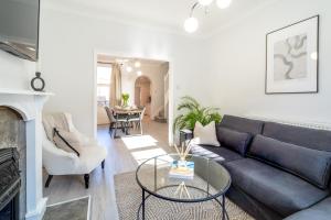 Posezení v ubytování Southview Stays - Three bedroom House