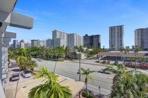 uitzicht op een stadsstraat met palmbomen en gebouwen bij Royal Beach Palace in Fort Lauderdale