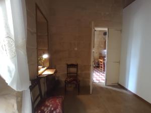 - un couloir avec une table et une chaise dans la chambre dans l'établissement Villa Vittoria, à Rabat