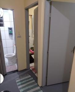 グアルーリョスにあるHOSTEL FAMÍLIA quartos privado próximo aeroporto Int Guarulhos SP TÁXI 24 hrsのトイレにつながるドア付きのバスルーム +26枚の写真