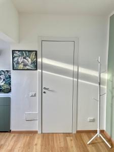 einen weißen Schrank mit einer Tür in einem Zimmer in der Unterkunft La Casina Verde - Appartamento Mansardato in Livorno