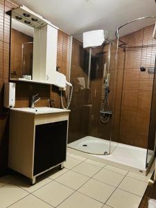 een badkamer met een douche, een wastafel en een douche bij Stara Ada Banja Luka in Banja Luka