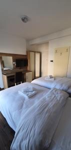 a bedroom with two beds with white sheets at Apartment Verde in Bar