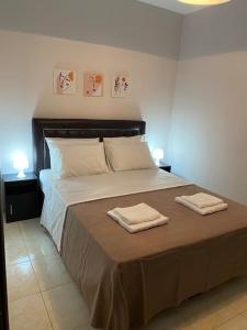 um quarto com uma cama com duas toalhas em Raise Mirivili Serviced Apartment em Alexandroúpolis