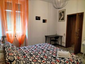 a bedroom with a bed and a table in it at Casa dei MoMi in Piombino