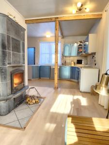 ein Wohnzimmer mit Kamin und eine Küche in der Unterkunft Jannseni House in Pärnu