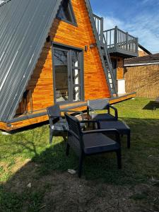 une cabine avec des chaises et une table devant elle dans l'établissement İstanbul Airport Bungalow Phuket, à Arnavutköy