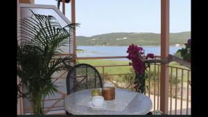una mesa en un balcón con vistas al agua en Zenstay Hotel, en Áyios Nikólaos Nirás