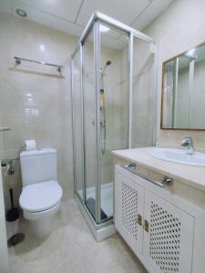 y baño con ducha, aseo y lavamanos. en Apartamento 3 dormitorios Roda Golf, en Murcia