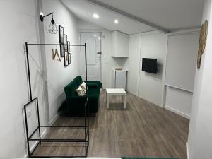 a living room with a green couch and a table at Apartamento en Cieza AM in Cieza